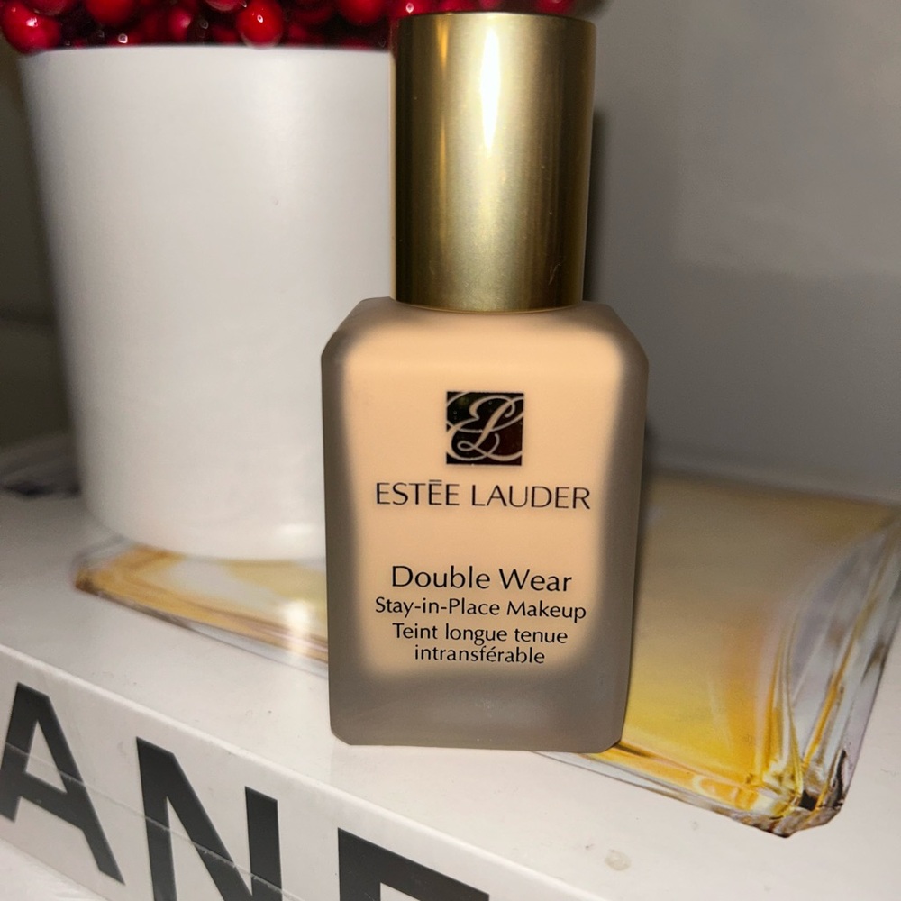 Estee Lauder Double Wear Foundation - Shade 2N2 Buff